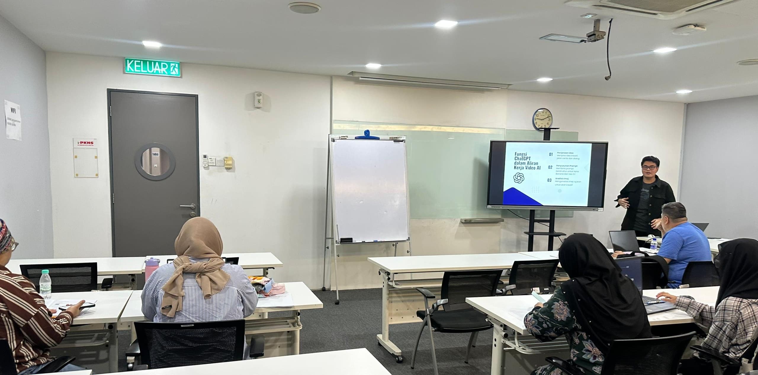 Nazruddin Farhan leading an AI training session